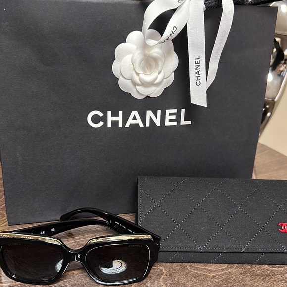 CHANEL EXCLUSIVES SQUARE SUNGLASSES - Picture 12 of 15